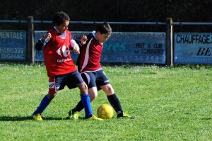 Mathias protège son ballon