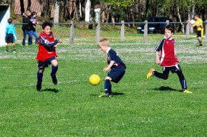 Antonin contrôle son ballon