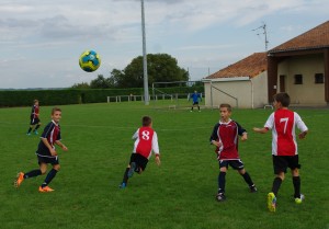 Mathias concentré sous l'oeil confiant d'Arthur...
